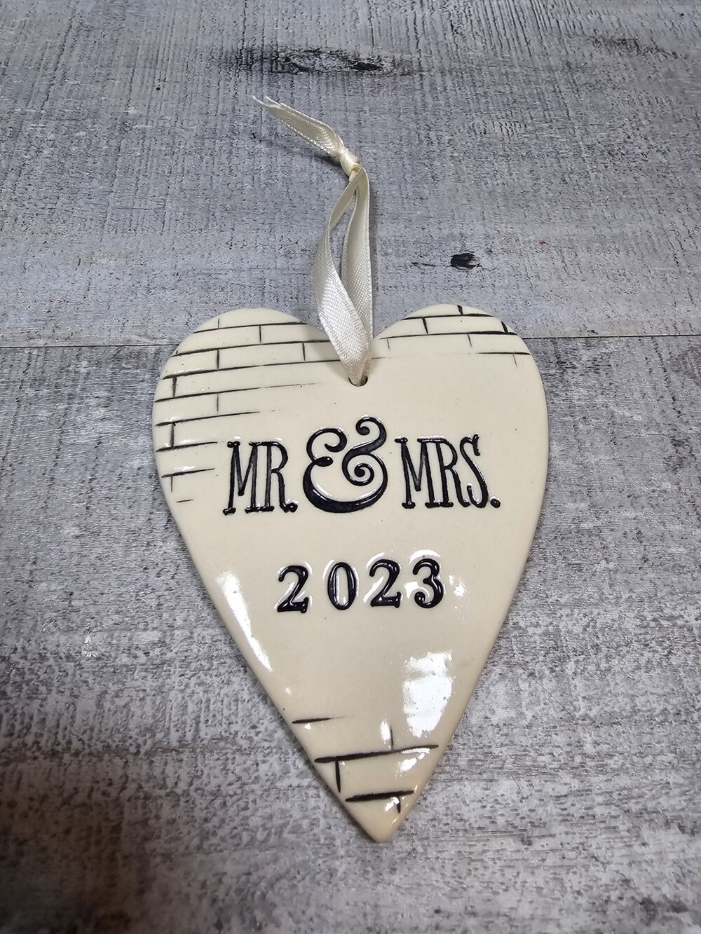 Mr &Mrs Porcelain Hanging Heart Sign Plaque Anniversary Gift 2023 G15a2